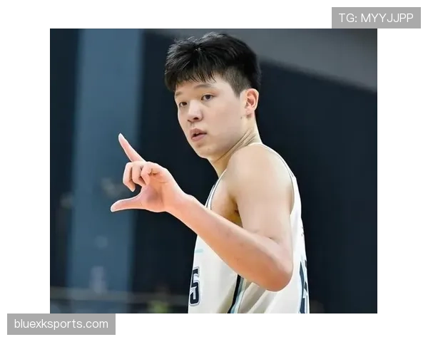 杨瀚森赛场上一秒狂飙千里，下一秒却像个邻家大男孩吃着泡面
